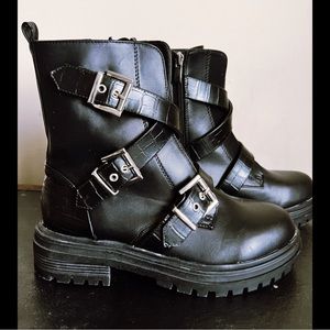 Sz 8 Hot Topic Black Snake Buckle Booties